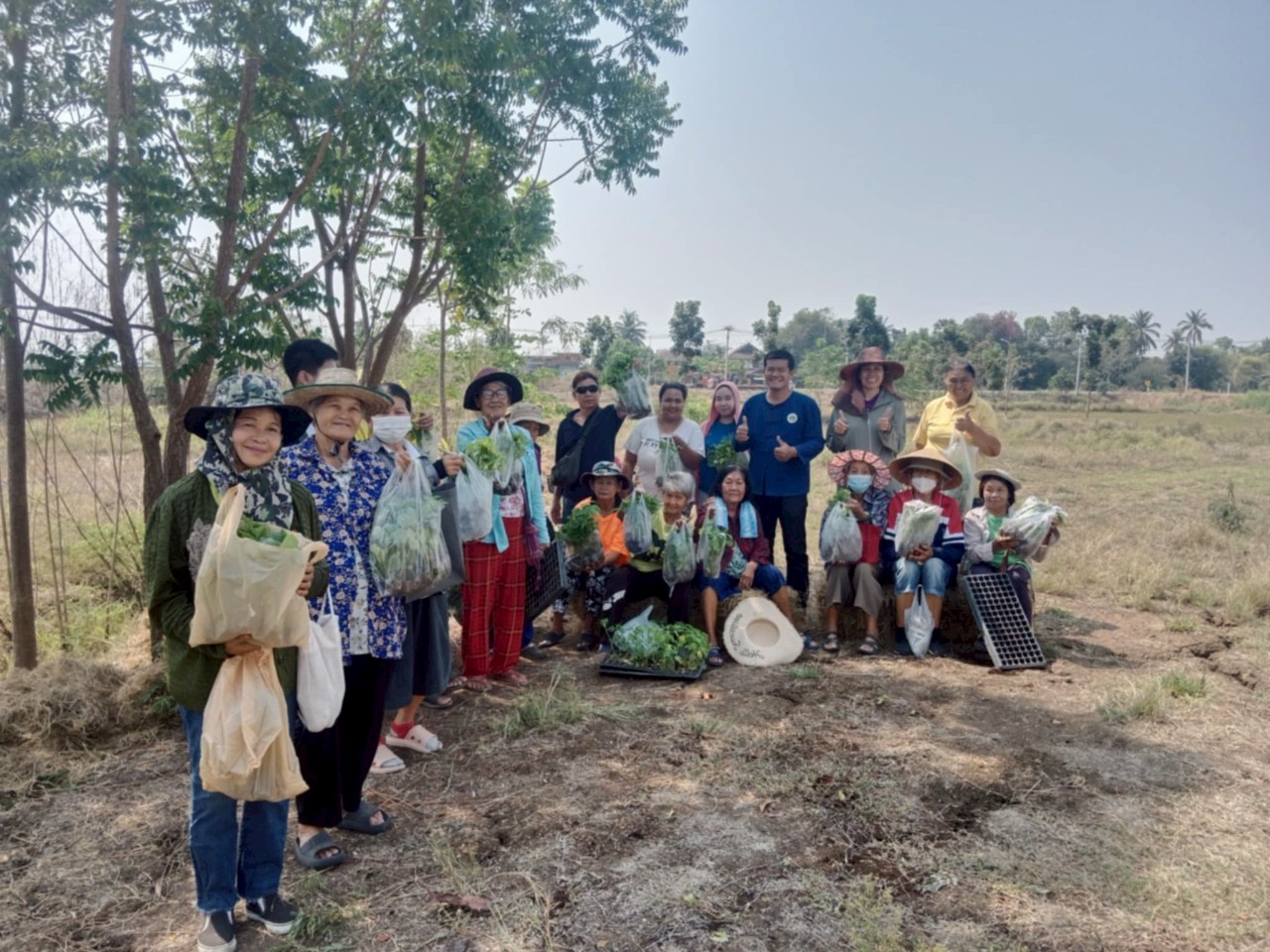เอามื้อสามัคคีครัวเรือนต้นแบบ "โคก หนอง นา"